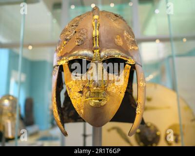 Il Sutton Hoo casco dalla nave Angle-Saxon sepoltura nel 600 D.C., il British Museum di Londra, Regno Unito Foto Stock