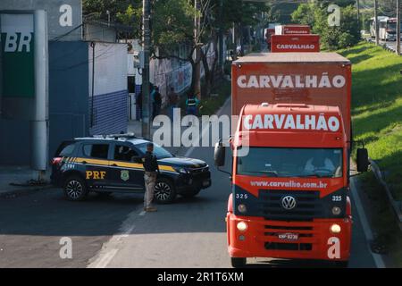 Rio de Janeiro, Rio de Janeiro, Brasile. 15th maggio, 2023. (INT) gli imprenditori del trasporto merci e della logistica e gli autisti autonomi protestano a Rio. 15 maggio 2023, Rio de Janeiro, Brasile: Gli imprenditori del trasporto merci e della logistica e gli autisti autonomi si riuniscono per protestare su Avenida Brasil, vicino al mercato di Sao Sebastiao, a Penha, Rio de Janeiro. (Credit Image: © Jose Lucena/TheNEWS2 via ZUMA Press Wire) SOLO PER USO EDITORIALE! Non per USO commerciale! Foto Stock