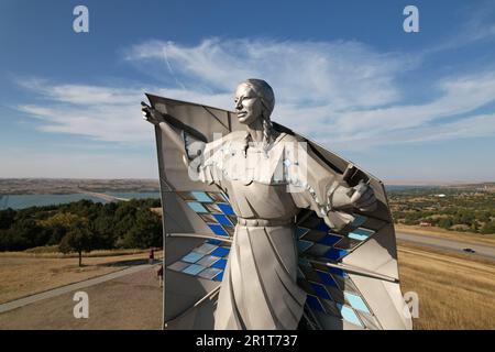 La scultura della dignità della Terra e del cielo che si affaccia sul fiume Missouri vicino a Chamberlain, South Dakota. Foto Stock