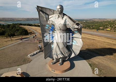 La scultura della dignità della Terra e del cielo che si affaccia sul fiume Missouri vicino a Chamberlain, South Dakota. Foto Stock