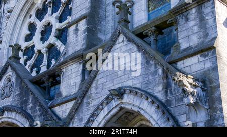 Frammento del muro di facciata della Cattedrale di San fin barre. Particolare della facciata della Chiesa Cattolica a Cork, Irlanda. Edificio neo-gotico Foto Stock