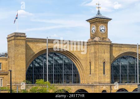 Londra, Inghilterra-Agosto 2022; Vista della facciata anteriore con mattoni gialli della stazione ferroviaria di King's Cross o di London King's Cross Foto Stock