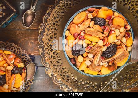 Un delizioso mix di frutta secca e noci rende la meravigliosa composta 'Khoshaf'. Consiste di albicocche secche, fichi, datteri, uva passa, prugne e noci. Foto Stock