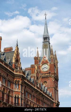 Londra, Inghilterra-Agosto 2022; veduta a basso angolo della Torre dell'Orologio di St Pancras Chambers (ex Midland Grand Hotel) un terminal ferroviario hotel St Pancras Foto Stock