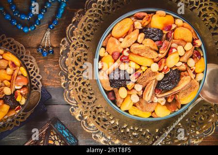 Un delizioso mix di frutta secca e noci rende la meravigliosa composta 'Khoshaf'. Consiste di albicocche secche, fichi, datteri, uva passa, prugne e noci. Foto Stock