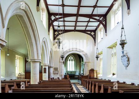 L'interno della chiesa di St Mary nel villaggio Cotswold di Great Barrington, Gloucestershire UK Foto Stock