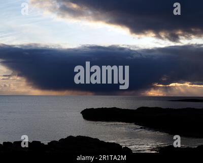 Nuvole scure al tramonto dal campeggio Wavecrest, barra, Ebridi esterne, Scozia Foto Stock