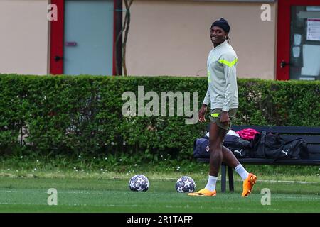 Carnago, Italia. 15th maggio, 2023. Rafael Leao dell'AC Milan guarda avanti durante la sessione di allenamento dell'AC Milan al Milanello Sports Center in vista della semifinale della UEFA Champions League contro il FC Internazionale allo Stadio di San Siro, Milano, Italia il 15 maggio 2023 Credit: Live Media Publishing Group/Alamy Live News Foto Stock
