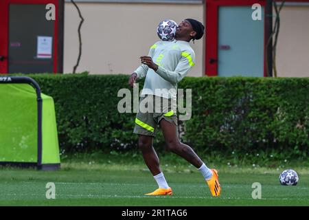 Carnago, Italia. 15th maggio, 2023. Rafael Leao dell'AC Milan si scalda durante la sessione di allenamento dell'AC Milan al Milanello Sports Center in vista della semifinale della UEFA Champions League contro il FC Internazionale allo Stadio di San Siro, Milano, Italia il 15 maggio 2023 Credit: Live Media Publishing Group/Alamy Live News Foto Stock
