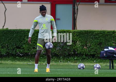 Carnago, Italia. 15th maggio, 2023. Rafael Leao dell'AC Milan si scalda durante la sessione di allenamento dell'AC Milan al Milanello Sports Center in vista della semifinale della UEFA Champions League contro il FC Internazionale allo Stadio di San Siro, Milano, Italia il 15 maggio 2023 Credit: Live Media Publishing Group/Alamy Live News Foto Stock