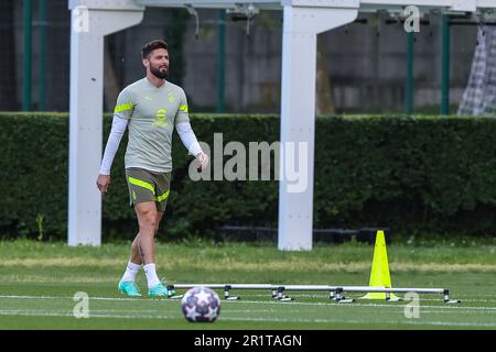 Carnago, Italia. 15th maggio, 2023. Olivier Giroud dell'AC Milan si scalda durante la sessione di allenamento dell'AC Milan al Milanello Sports Center in vista della semifinale della UEFA Champions League contro il FC Internazionale allo Stadio San Siro di Milano il 15 maggio 2023 Credit: Live Media Publishing Group/Alamy Live News Foto Stock