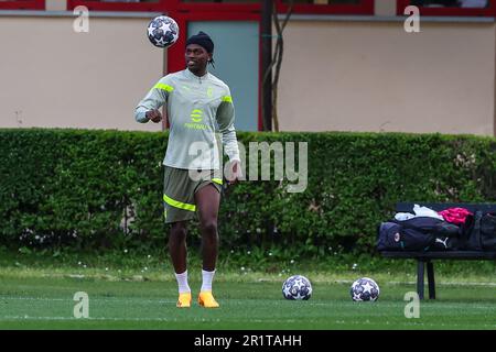 Carnago, Italia. 15th maggio, 2023. Rafael Leao dell'AC Milan si scalda durante la sessione di allenamento dell'AC Milan al Milanello Sports Center in vista della semifinale della UEFA Champions League contro il FC Internazionale allo Stadio di San Siro, Milano, Italia il 15 maggio 2023 Credit: Live Media Publishing Group/Alamy Live News Foto Stock
