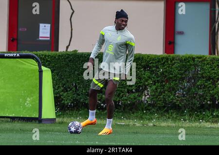 Carnago, Italia. 15th maggio, 2023. Rafael Leao dell'AC Milan si scalda durante la sessione di allenamento dell'AC Milan al Milanello Sports Center in vista della semifinale della UEFA Champions League contro il FC Internazionale allo Stadio di San Siro, Milano, Italia il 15 maggio 2023 Credit: Live Media Publishing Group/Alamy Live News Foto Stock
