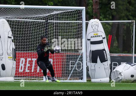 Carnago, Italia. 15th maggio, 2023. Mike Maignan dell'AC Milan si scalda durante la sessione di allenamento dell'AC Milan al Milanello Sports Center in vista della semifinale UEFA Champions League contro il FC Internazionale allo Stadio di San Siro, Milano, Italia il 15 maggio 2023 Credit: Live Media Publishing Group/Alamy Live News Foto Stock