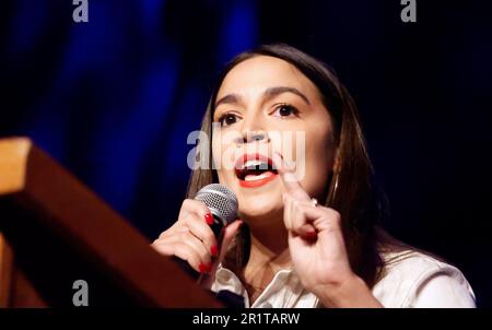 15 maggio 2023, Philadelphia, PA, USA: USA Il rappresentante Alexandria Ocasio-Cortez si è alleato per uno dei candidati sindaci democratici di Philadelphia, Helen Gym presso la Franklin Music Hall di Philadelphia, PA. (Credit Image: © Photo Image Press via ZUMA Press Wire) SOLO PER USO EDITORIALE! Non per USO commerciale! Foto Stock