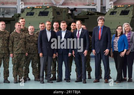 Il Ministro della Difesa Nazionale, Mariusz Blaszczak (al centro), l'Ambasciatore degli Stati Uniti in Polonia - Mark Brzezinski (R) e il Vice Segretario di Stato per la Gestione e le risorse - Richard Verma (L) sono visti alla cerimonia presso la base militare dell'Aviazione dei Trasporti 1st a Varsavia. Il 15th maggio a Varsavia, presso la base militare dell'aviazione di trasporto 1st a Varsavia, Mariusz Blaszczak, Vice primo Ministro - il Ministro della Difesa Nazionale ha partecipato in caso di consegna in Polonia dei primi lanciarazzi Himars per l'Esercito Polacco. La consegna dei primi pezzi dei M142 lanciarazzi HIMARS è il risultato del Foto Stock