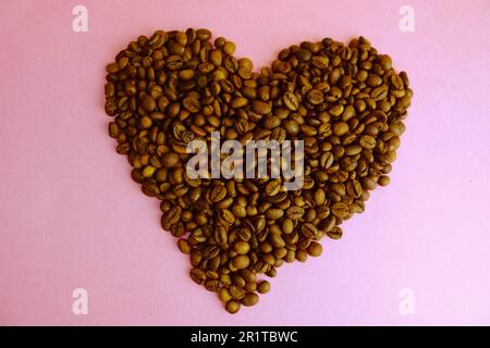 Bella texture a forma di cuore, da una selezione di caffè appena arrostiti, freschi e saturi, di qualità arabica naturale fragrante e robusta in grani. C Foto Stock