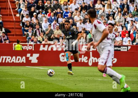 ALBACETE, SPAGNA - MAGGIO 14: Abdel Abqar del Deportivo Alaves controlla la palla durante la partita tra Real Albacete Balompie e Deportivo Alaves di la Liga Smartbank il 14 Maggio 2023 all'Estadio Carlos Belmonte di Albacete, Spagna. (Foto di Samuel Carreño/ Credit: PX Images/Alamy Live News Foto Stock