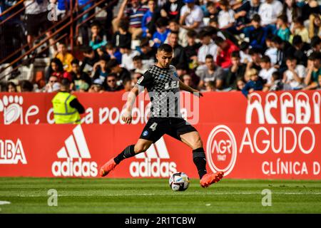 ALBACETE, SPAGNA - 14 MAGGIO: Aleksandar Sedlar del Deportivo Alaves spara la palla durante la partita tra Real Albacete Balombies e Deportivo Alaves di la Liga Smartbank il 14 maggio 2023 a Estadio Carlos Belmonte ad Albacete, Spagna. (Foto di Samuel Carreño/ Credit: PX Images/Alamy Live News Foto Stock