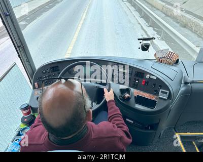 Ricarica auto elettrica: driver holding caricatore elettrico inserito in  una stazione di ricarica. Il 2 marzo 2018. Kiev Expo Center. A Kiev,  Ucraina Foto stock - Alamy