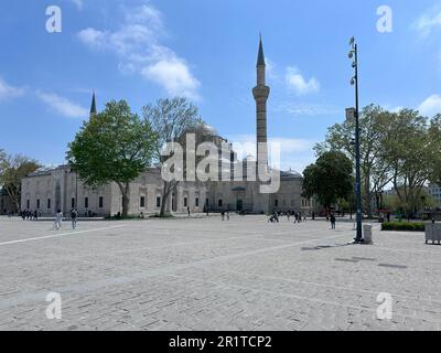 Vista della moschea Beyazit a Istanbul. Moschea Beyazit 16th ° secolo moschea imperiale ottomana come visto da Piazza Beyazit o Piazza della libertà Foto Stock