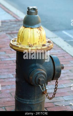 Idrante di strada arrugginito sulla strada. Boston, Stati Uniti Foto Stock