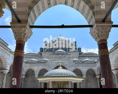 Vista della moschea Beyazit a Istanbul. Moschea Beyazit 16th ° secolo moschea imperiale ottomana come visto da Piazza Beyazit o Piazza della libertà Foto Stock