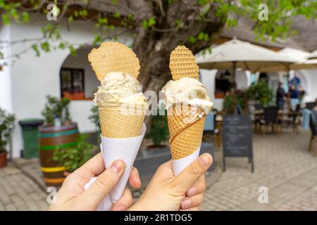 Coppia che mangia il gelato dal cono insieme vicino al lago Balaton in Ungheria. Foto Stock