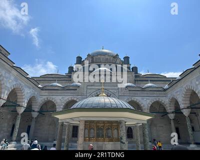 Vista della moschea Beyazit a Istanbul. Moschea Beyazit 16th ° secolo moschea imperiale ottomana come visto da Piazza Beyazit o Piazza della libertà Foto Stock