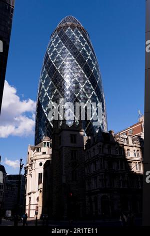 30 Saint Mary Ax, nota in modo informale come Gherkin, è un grattacielo commerciale nella City of London, il principale quartiere finanziario di Londra. Il piano 41 Foto Stock