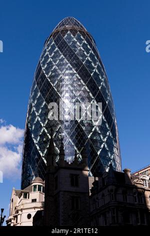 30 Saint Mary Ax, nota in modo informale come Gherkin, è un grattacielo commerciale nella City of London, il principale quartiere finanziario di Londra. Il piano 41 Foto Stock