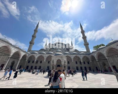 Vista della moschea Beyazit a Istanbul. Moschea Beyazit 16th ° secolo moschea imperiale ottomana come visto da Piazza Beyazit o Piazza della libertà Foto Stock