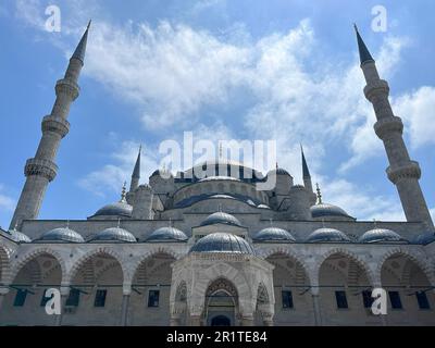 Vista della moschea Beyazit a Istanbul. Moschea Beyazit 16th ° secolo moschea imperiale ottomana come visto da Piazza Beyazit o Piazza della libertà Foto Stock