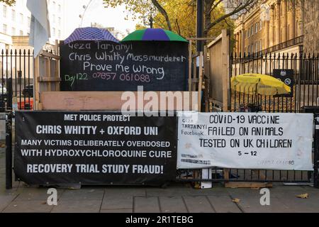 Striscioni anti-vaccinazioni di fronte a Downing Street. Downing Street, Whitehall, Londra, Regno Unito. 18 Nov 2022 Foto Stock