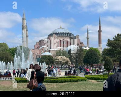 I turisti visitano Hagia Sophia nell'area del Sultano Ahmet a Istanbul, Turchia Foto Stock