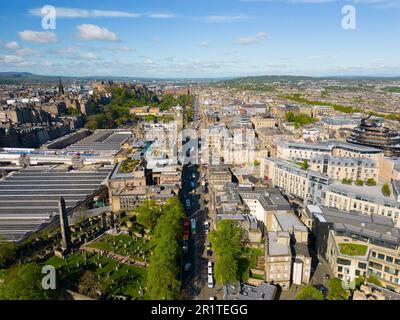 Vista aerea dal drone lungo Princes Street nel centro di Edimburgo, Scozia, Regno Unito Foto Stock