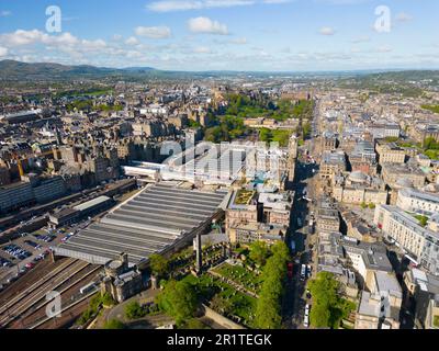 Vista aerea dal drone del centro di Edimburgo, Scozia, Regno Unito Foto Stock