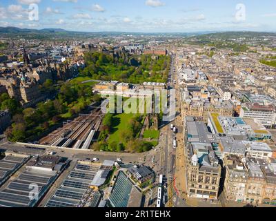 Vista aerea dal drone lungo Princes Street nel centro di Edimburgo, Scozia, Regno Unito Foto Stock