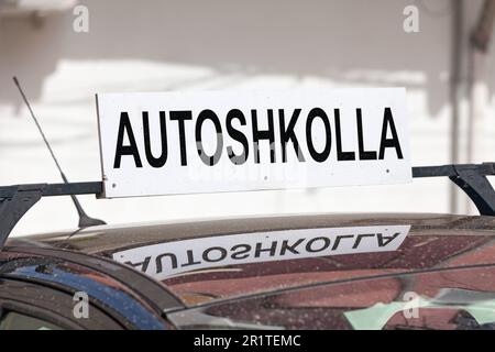 Cartello sul tetto con scritto in albanese 'Autoshkolla', che significa in inglese 'scuola guida'. Foto Stock