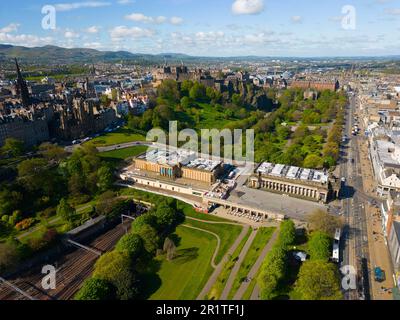 Vista aerea dal drone dei Princes Street Gardens e dei musei delle gallerie nazionali scozzesi nel centro di Edimburgo, Scozia, Regno Unito Foto Stock