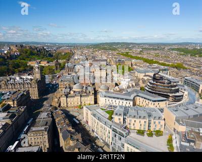 Vista aerea dal drone del centro di Edimburgo, Scozia, Regno Unito Foto Stock