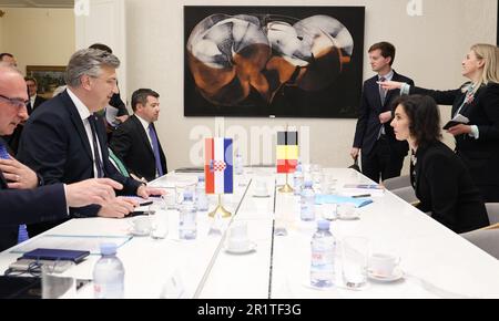 Zagabria, Croazia. 15th maggio, 2023. Croazia il primo ministro Andrej Plenkovic e il ministro degli Affari esteri Hadja Lahbib hanno fatto una foto durante un incontro bilaterale nel corso di una visita di lavoro del ministro degli Esteri belga nella regione dei Balcani, lunedì 15 maggio 2023, a Zagabria, in Croazia. BELGA PHOTO VIRGINIE LEFOUR Credit: Agenzia Notizie Belga/Alamy Live News Foto Stock