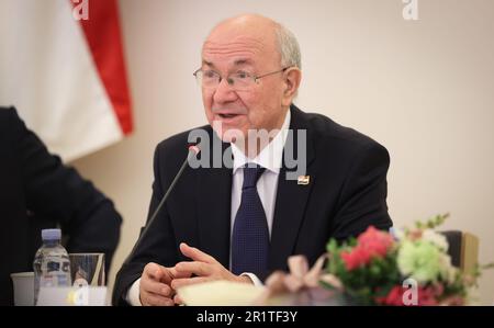 Zagabria, Croazia. 15th maggio, 2023. L'ex ministro degli Esteri della Croazia, Mate Granic, ha illustrato nel corso di un incontro bilaterale nel corso di una visita di lavoro del ministro degli Esteri belga nella regione dei Balcani, lunedì 15 maggio 2023, a Zagabria, in Croazia. BELGA PHOTO VIRGINIE LEFOUR Credit: Agenzia Notizie Belga/Alamy Live News Foto Stock