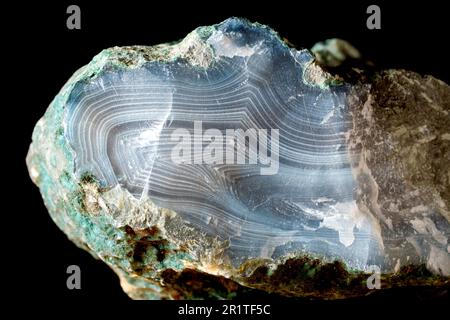 Dettaglio di una grande pietra di agata, un'occorrenza semi-preziosa a fasce e variegata della calcedonia minerale silicato. Foto Stock