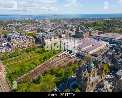 Vista aerea dal drone della stazione ferroviaria di Waverley e dal centro di Edimburgo, Scozia, Regno Unito Foto Stock