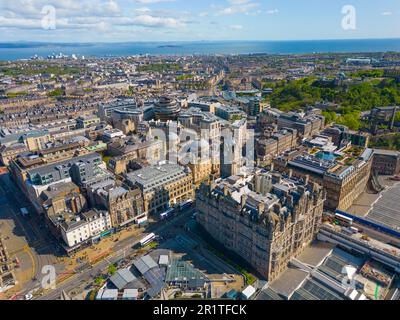 Vista aerea dal drone del Balmoral Hotel e dal centro di Edimburgo, Scozia, Regno Unito Foto Stock