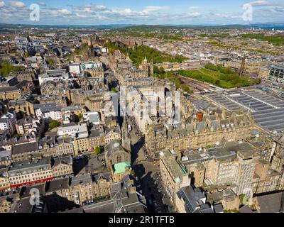 Vista aerea dal drone lungo il Royal Mile nel centro storico di Edimburgo, Scozia, Regno Unito Foto Stock