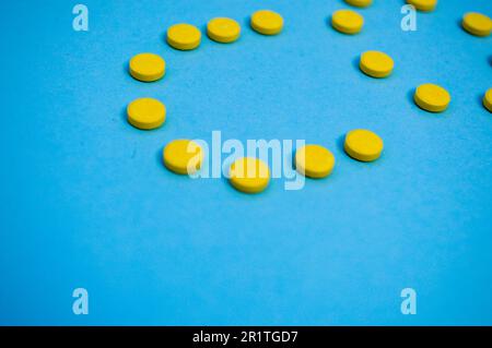 lettere volumetriche di colore giallo sotto forma di compresse su sfondo blu. farmaci postati iscrizione voluminosa. termini medici che utilizzano farmaci. le Foto Stock