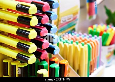 Penne colorate in negozio di forniture per la scuola e l'ufficio Foto stock  - Alamy
