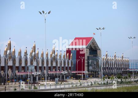 CHOLPON ATA, Kirghizistan-13 GIUGNO 2022: Il fronte dello stadio dove si sono svolte le World Nomad Games in vista a Cholpon-ATA, Kirghizistan Foto Stock